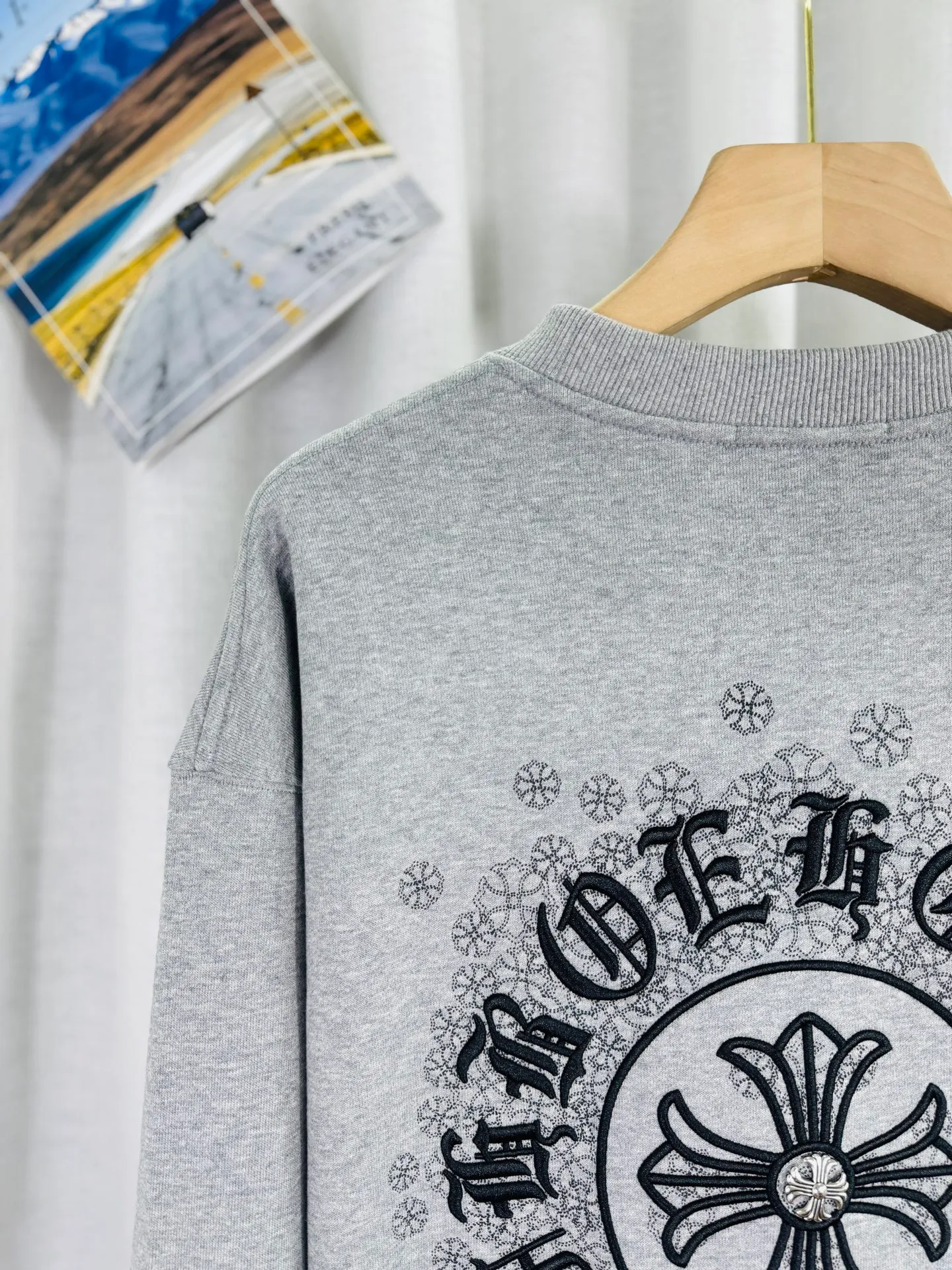 P260 top version, real shot without P, ​​different from market currency) 𝗖𝗵𝗿𝗼𝗺𝗲 𝗛𝗲𝗮𝗿𝘁𝘀/Cro Heart 2025 washed patch embroidery autumn and winter new original single counter American laser burnt 3D three-dimensional color embroidered couple casual sweatshirt 👑The highest version! Customized fabric 430g tripe terry fabric! American acid-washed and distressed original fabric laser burnt ✟appliqué embroidery and exquisite embroidery of letters! The best-selling model in the counter, very comfortable to wear. Accessories: original molded and authenticated collar label➕100% silk wash label. Genuine purchase-grade original hangtag➕matching hanging rope➕3D hanging beads➕original packaging bag. Craftsmanship: The original version has consistent wiring! The highest version of the armhole matching technique! Color: Gray Black Size: S M L XL Style Number: 25-332